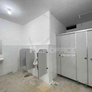 Nhà vệ sinh tại mỗi tầng tòa nhà Ánh Hào Quang Building