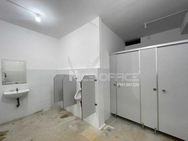 Nhà vệ sinh tại mỗi tầng tòa nhà Ánh Hào Quang Building