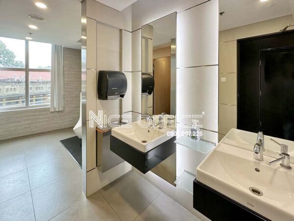 Nhà vệ sinh tại tòa nhà Saigon Tower