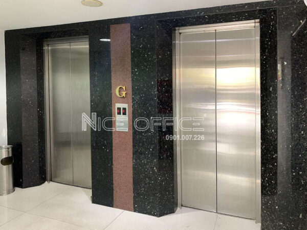 Thang máy tại tòa nhà Emerald Tower