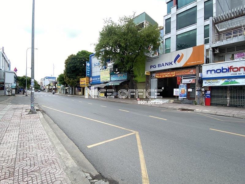 duong-no-trang-long-phia-truoc-toa-nha-binh-hoa-building