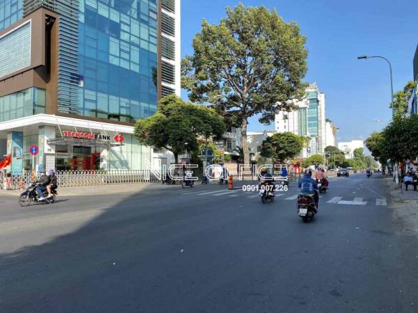 Đường Phan Đăng Lưu phían trước tòa nhà PDG Tower