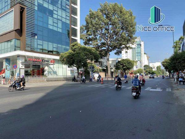 Giao thông phía trước tòa nhà ABTel Tower luôn thông thoáng