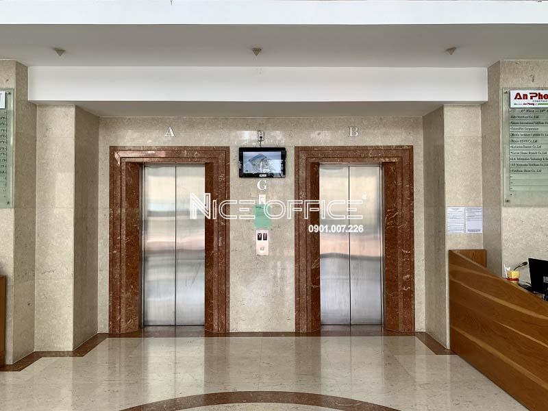 hai-thang-may-tai-toa-nha-star-building