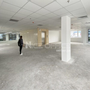 Khách hàng đi khảo sát mặt bằng trống tại tòa nhà IOS Building