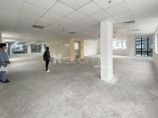 Khách hàng đi khảo sát mặt bằng trống tại tòa nhà IOS Building