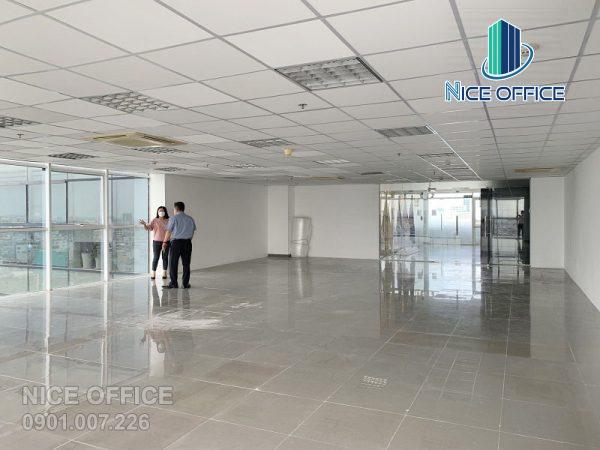 Khách hàng đi khảo sát mặt bằng trống thực tế tại tòa nhà HMC Tower