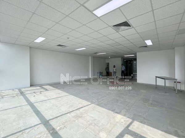 Khách hàng đi khảo sát mặt bằng trống tại tòa nhà NNC Building
