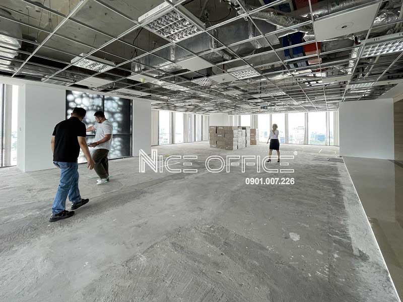 Khách hàng được Nice Office đưa đi khảo sát mặt bằng trống tại tòa nhà Royal Tower