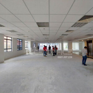 Khách hàng đi khảo sát mặt bằng trống tại tòa nhà Rosana Tower