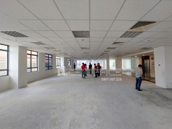 Khách hàng đi khảo sát mặt bằng trống tại tòa nhà Rosana Tower