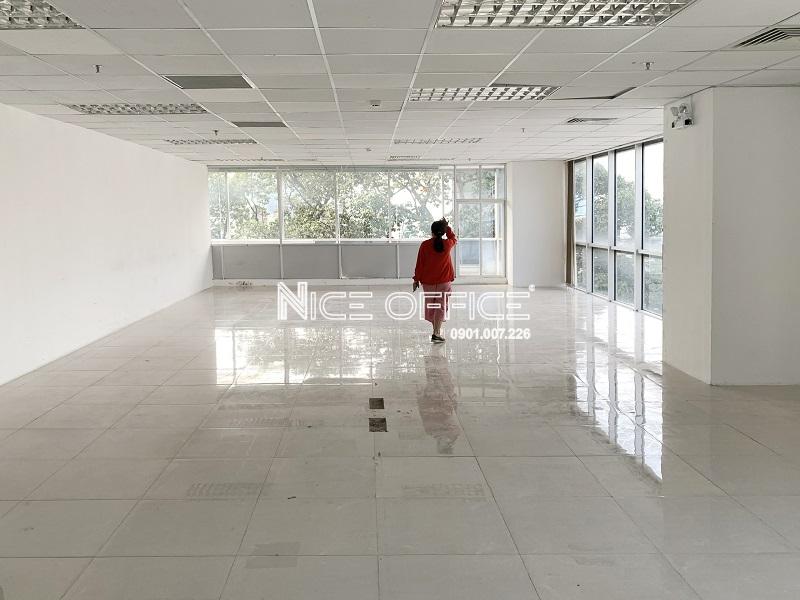 khach-hang-di-khao-sat-van-phong-trong-tai-toa-nha-lapen-asset-building