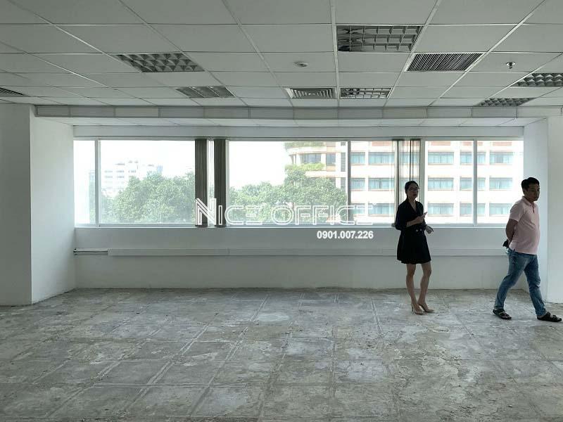 khach-hang-di-xem-mat-bang-trong-tai-star-building