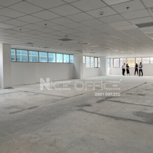 Khách hàng đi xem mặt bằng trống tại tòa nhà Savico Invest