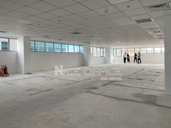 Khách hàng đi xem mặt bằng trống tại tòa nhà Savico Invest