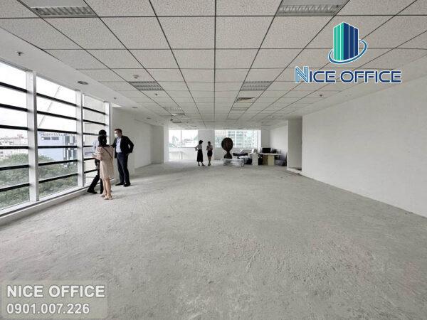 Khách hàng đi xem mặt bằng trống thực tế tại tòa nhà Empress Tower