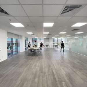Khách hàng đi xem văn phòng tại tòa nhà IOS Building
