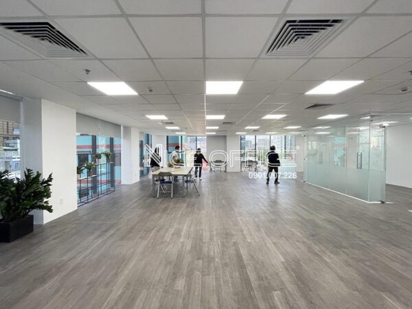 Khách hàng đi xem văn phòng tại tòa nhà IOS Building
