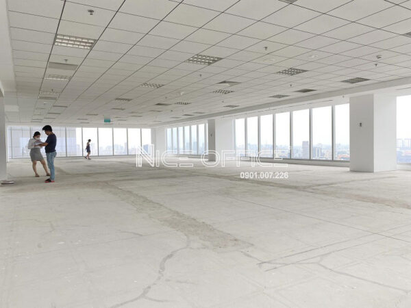 Khách hàng khảo sát mặt bằng trống thực tế tại tòa nhà Viettel Tower A