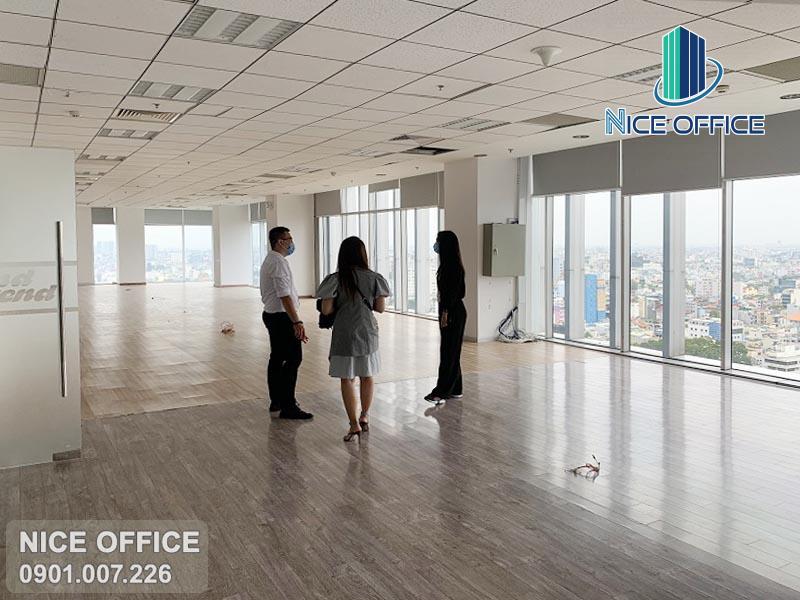 Nhân viên Nice Office đưa khách hàng đi khảo sát văn phòng trống tại Empress Tower quận 1