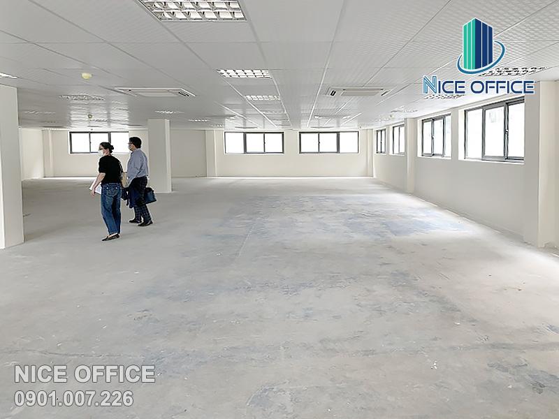 Khách hàng Nice Office đi xem văn phòng tại văn phòng cho thuê Bcons Tower 2