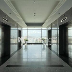 Khu vực thang máy tại tòa nhà Royal Tower
