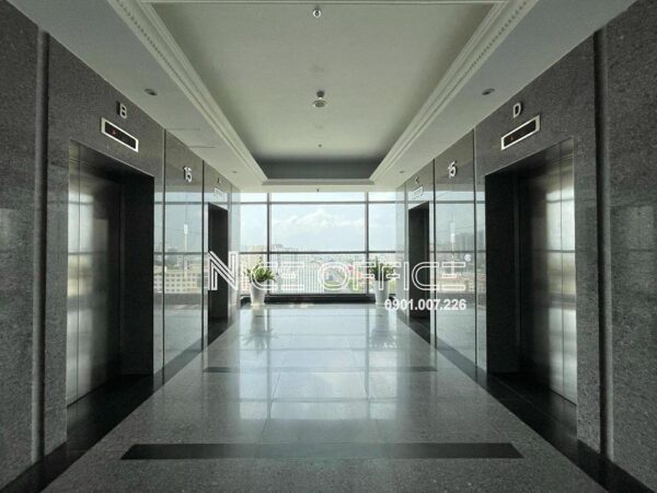 Khu vực thang máy tại tòa nhà Royal Tower