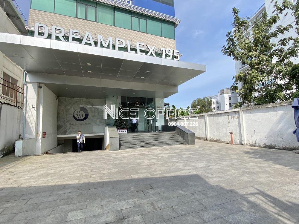 khuon-vien-phia-truoc-toa-nha-dreamplex-195-building