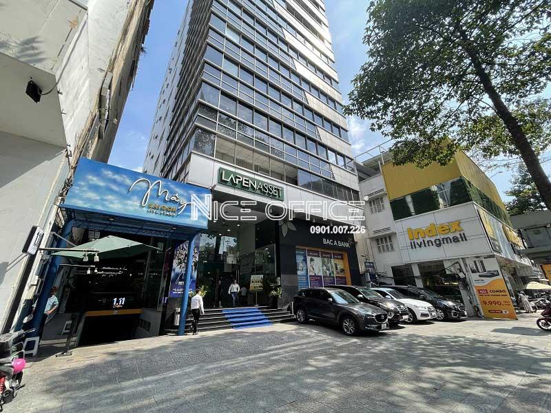 khuon-vien-phia-truoc-toa-nha-lapen-asset