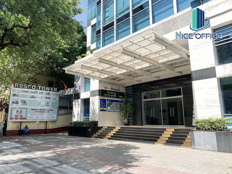 Khuôn viên phía trước tòa nhà Resco Tower rộng rãi thoáng mát nhiều cây xanh