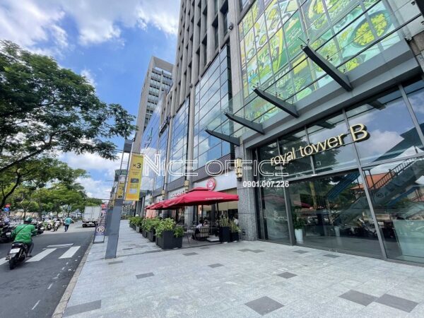 Khuôn viên phía trước tòa nhà Royal Tower