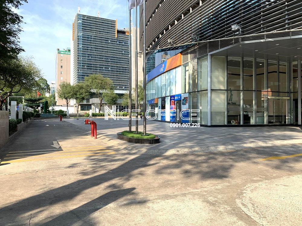 khuon-vien-phia-truoc-toa-nha-sailing-tower