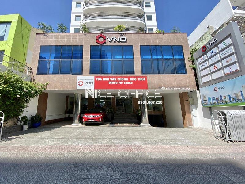 khuon-vien-phia-truoc-toa-nha-vno-building-dien-bien-phu