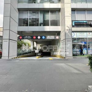 Lối xuống hầm xe tại tòa nhà Empress Tower