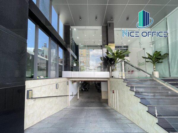 Lối xuống hầm xe tại tòa nhà IOS Building