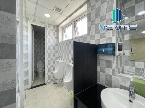 Nhà vệ sinh nam tại tòa IOS Building