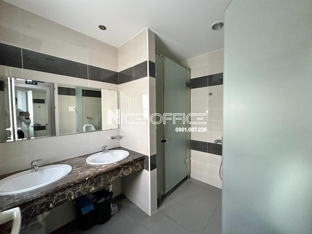 nha-ve-sinh-tai-moi-tang-toa-nha-dai-phuc-tower