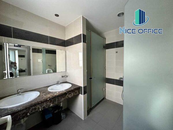 Nhà vệ sinh tại mỗi tầng