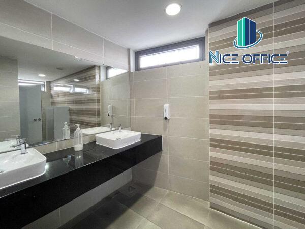 Nhà vệ sinh tại mỗi tầng tòa nhà Vina Building