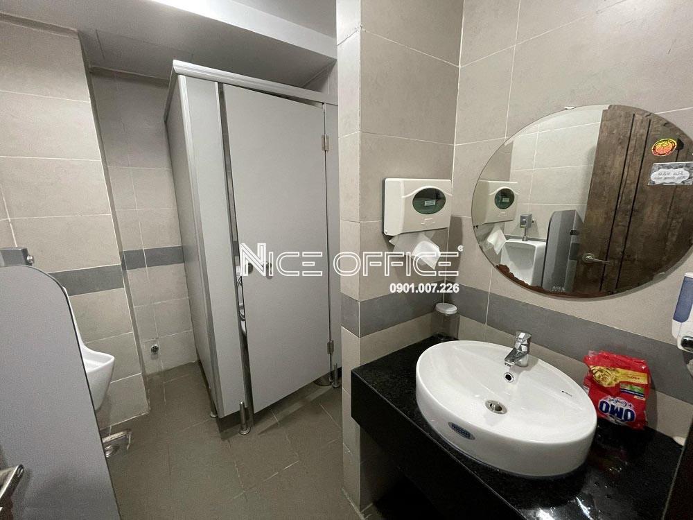 nha-ve-sinh-tai-toa-nha-arc-real-building