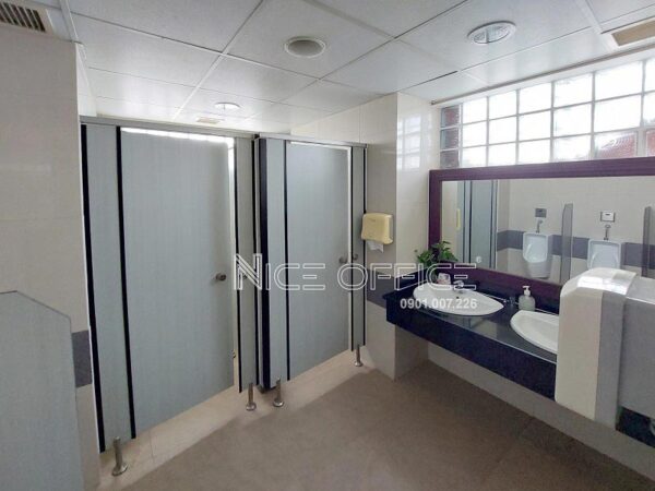 Nhà vệ sinh tại mỗi tầng tòa nhà Rosana Tower