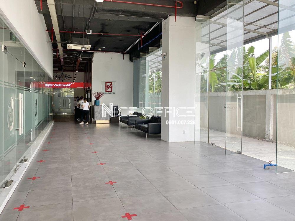 sanh-don-khach-tai-toa-nha-dreamplex-195-building