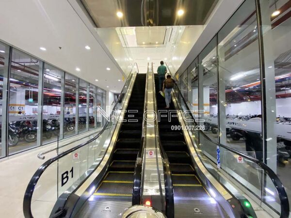 Thang cuốn từ tầng hầm lên tầng trệt tại tòa nhà Viettel Tower