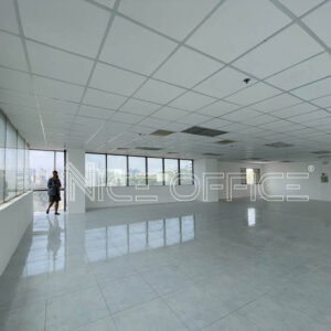 Thiết kế tại mỗi tầng tòa nhà Lapen Asset nhiều ô kính giúp bên trong văn phòng luôn thông thoáng