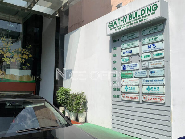 Bảng tên công ty trước tòa nhà văn phòng Gia Thy Building