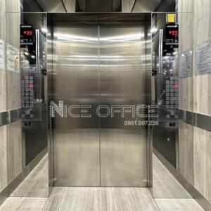 Bên trong thang máy tại tòa nhà Opal Tower
