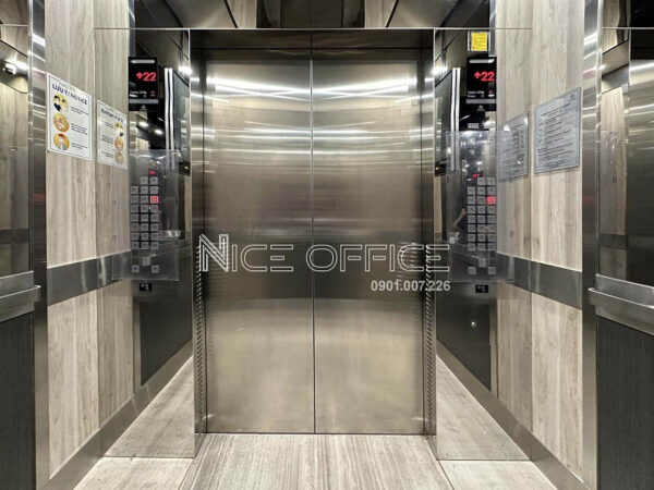 Bên trong thang máy tại tòa nhà Opal Tower