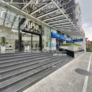 Khuôn viên phía trước tòa nhà Alpha Tower