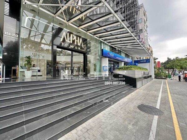 Khuôn viên phía trước tòa nhà Alpha Tower