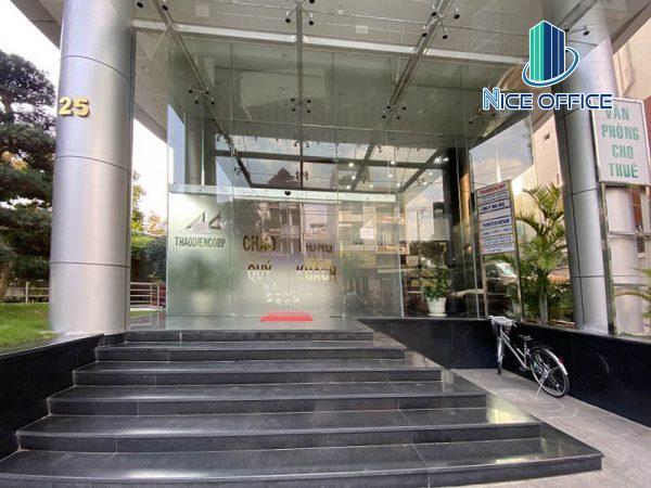 Cổng chính tòa nhà Thảo Điền Building, rộng rãi